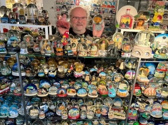 جوزيف مع كرات الثلج