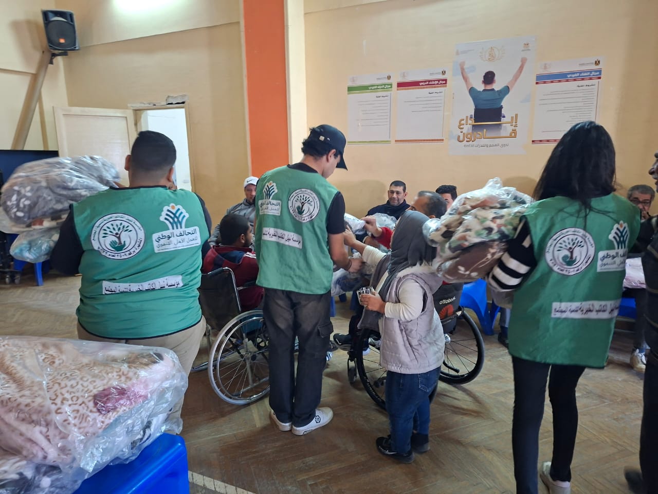 نبيل الكاتب عضو التحالف الوطني توزع بطاطين الشتاء على متحدي الإعاقة بمحافظة البحيرة (2)