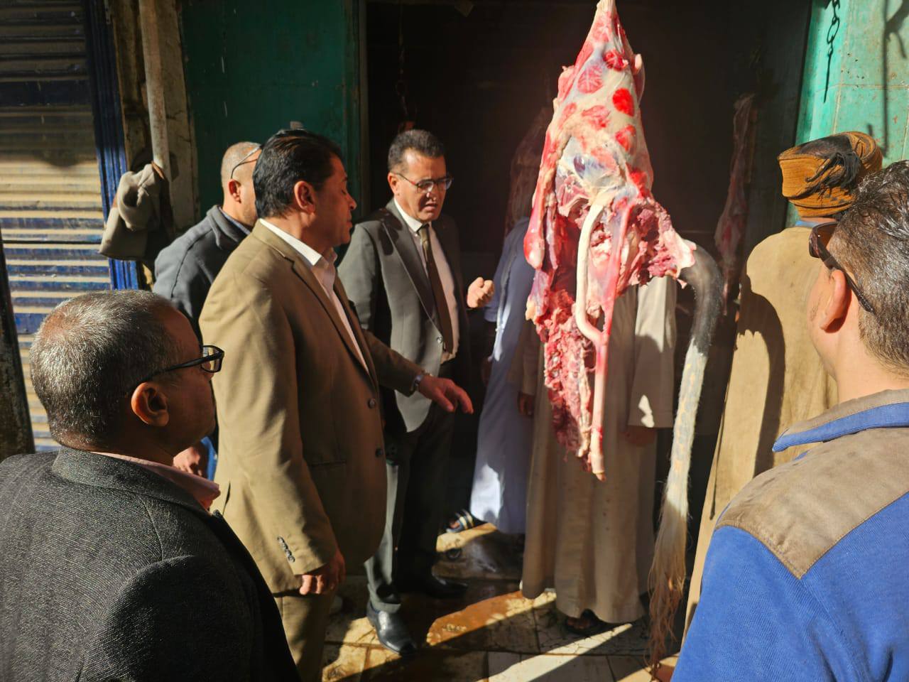 بيطرى الأقصر تضبط لحوم مذبوحة خارج المجازر الحكومية عليها أختام مزورة