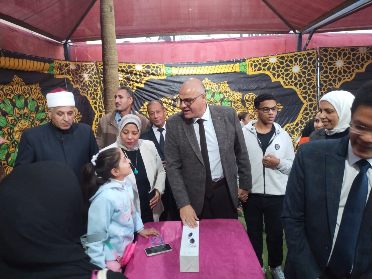 الطفلة ريتاج أثناء حديثها مع محافظ القليوبية