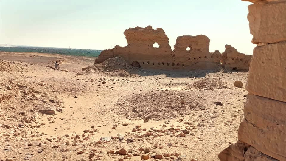 اسوار المعبد من الطوب اللبن