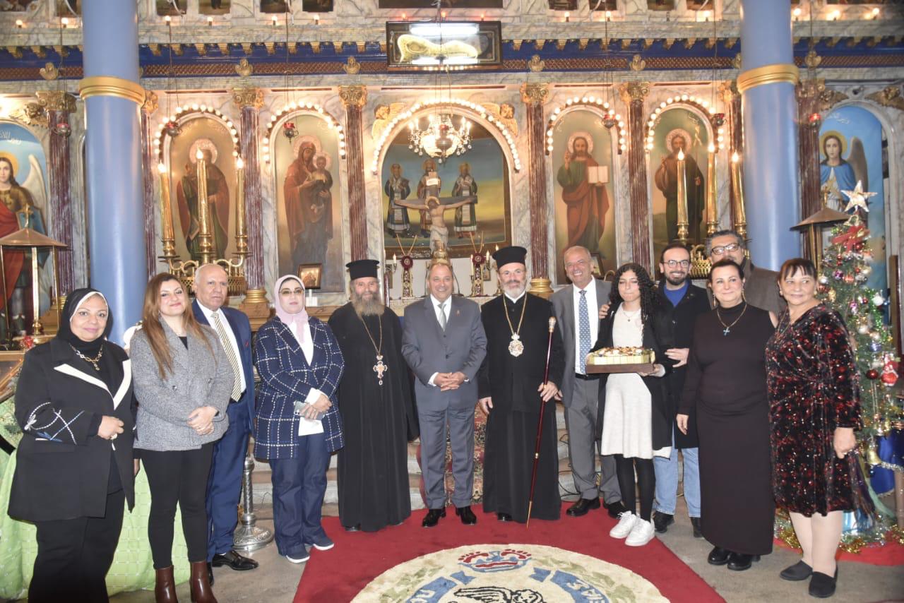 لقطة جماعية للمخافظ بالكنيسة