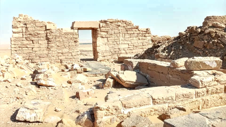 بقايا اسوار المعبد 