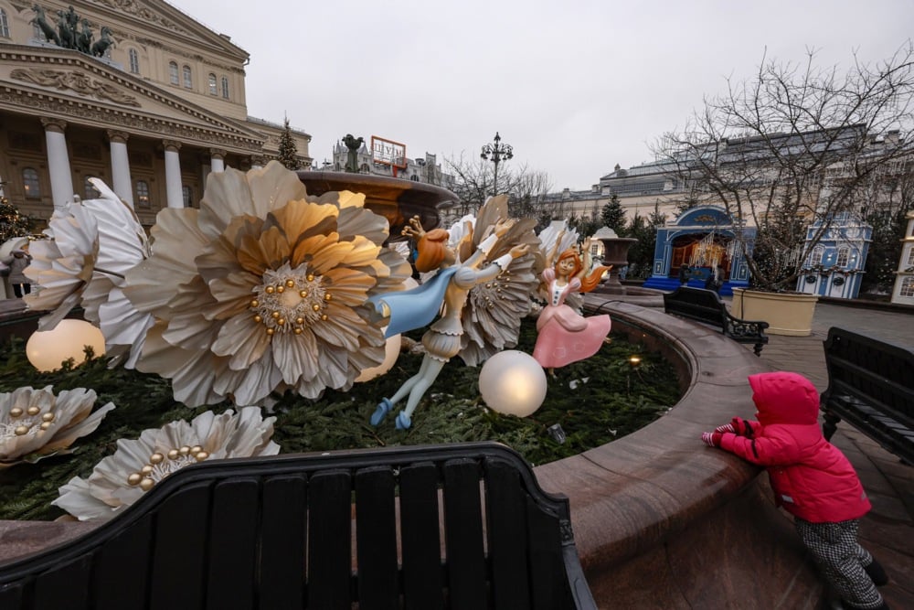 أشجار عيد الميلاد وزينة بابا نويل.. روسيا تتزين استقبالا لـ 2026 (5)