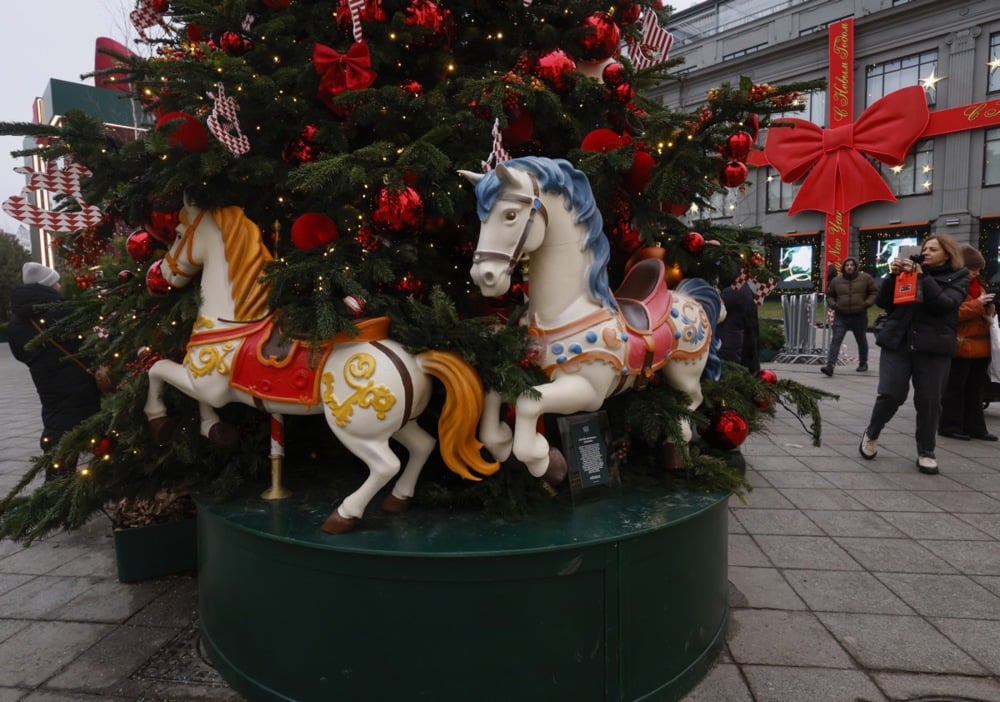 أشجار عيد الميلاد وزينة بابا نويل.. روسيا تتزين استقبالا لـ 2026 (6)