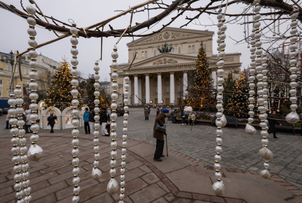 أشجار عيد الميلاد وزينة بابا نويل.. روسيا تتزين استقبالا لـ 2026 (1)