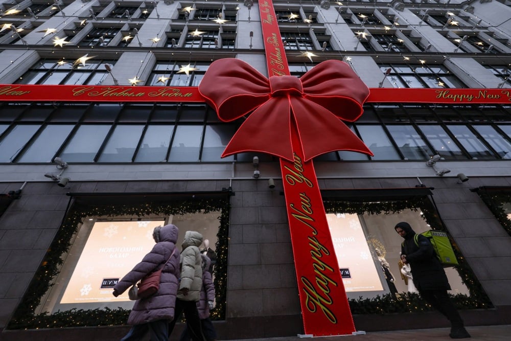 أشجار عيد الميلاد وزينة بابا نويل.. روسيا تتزين استقبالا لـ 2026 (4)