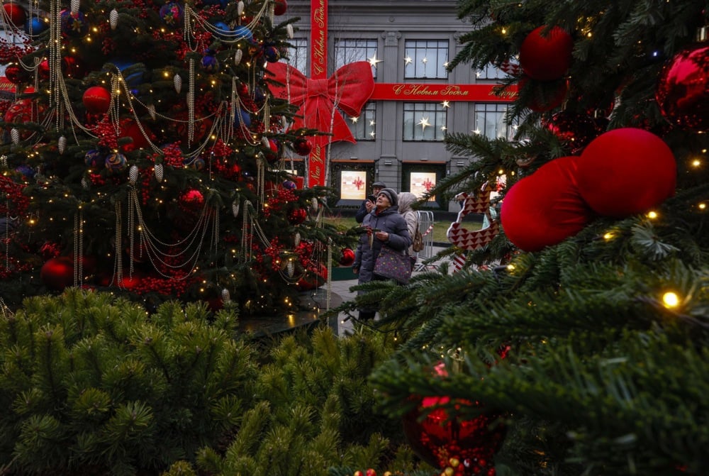 أشجار عيد الميلاد وزينة بابا نويل.. روسيا تتزين استقبالا لـ 2026 (2)