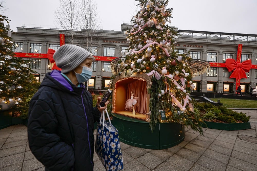أشجار عيد الميلاد وزينة بابا نويل.. روسيا تتزين استقبالا لـ 2026 (3)