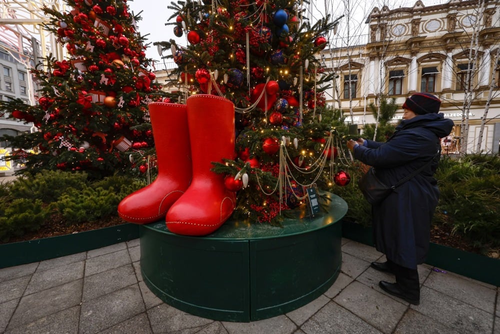 أشجار عيد الميلاد وزينة بابا نويل.. روسيا تتزين استقبالا لـ 2026 (7)