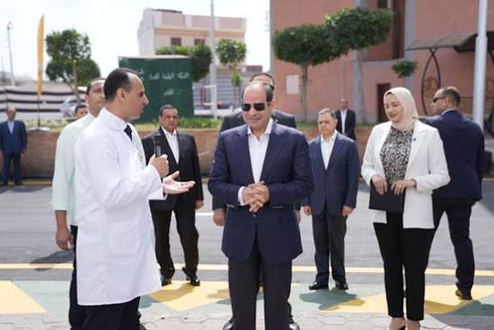 الرئيس يستمع إلى شرح حول الخدمات الطبية الرئيس يستمع إلى شرح حول الخدمات الطبية