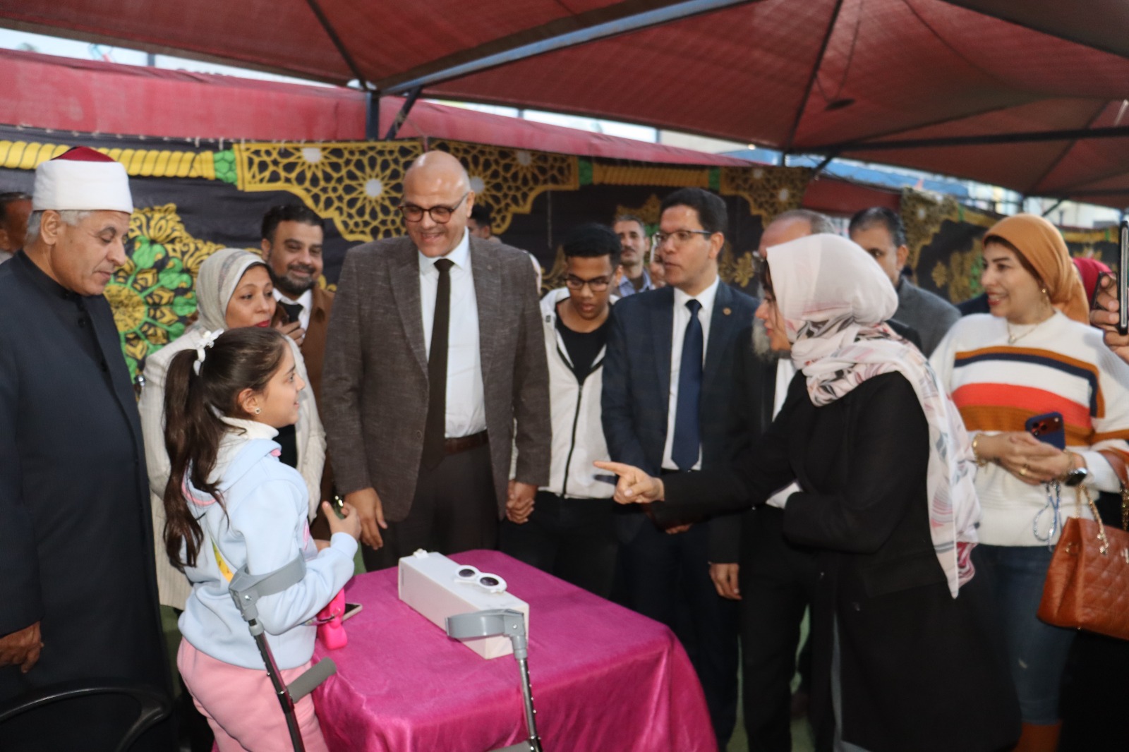 محافظ القليوبية مع الطفلة ريتاج