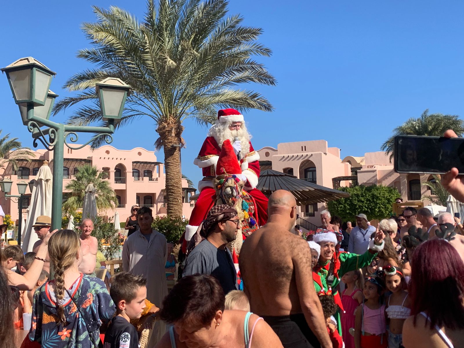 بابا نويل يوزع الهدايا على السياح بابا نويل يوزع الهدايا على السياح