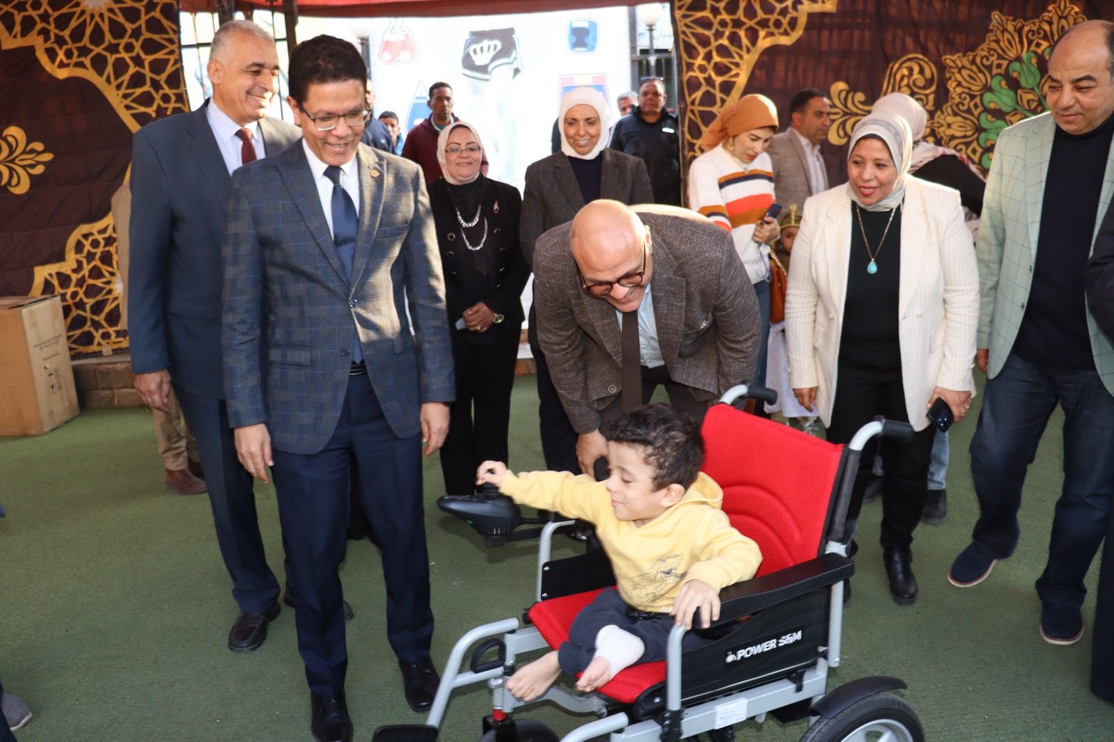 فرحة طفل بالكرسي الكهربائي المتحرك