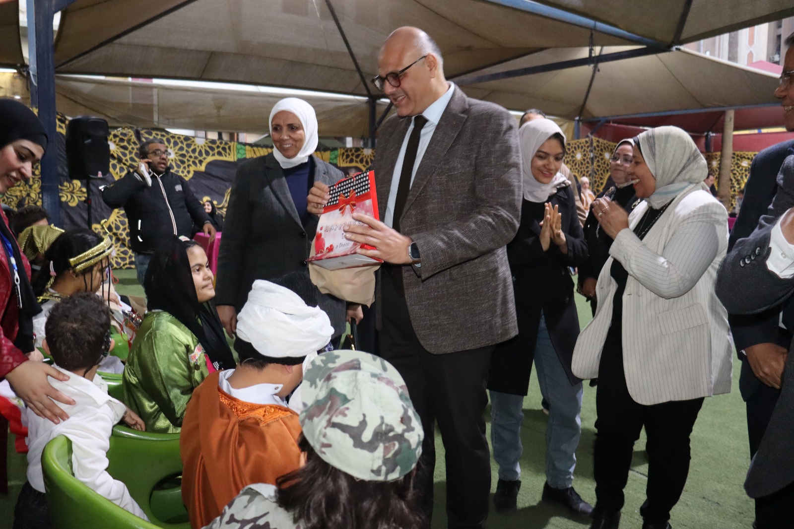 توزيع الهدايا