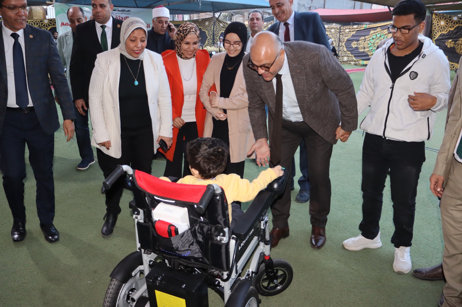 المحافظ مع الطفل أسر