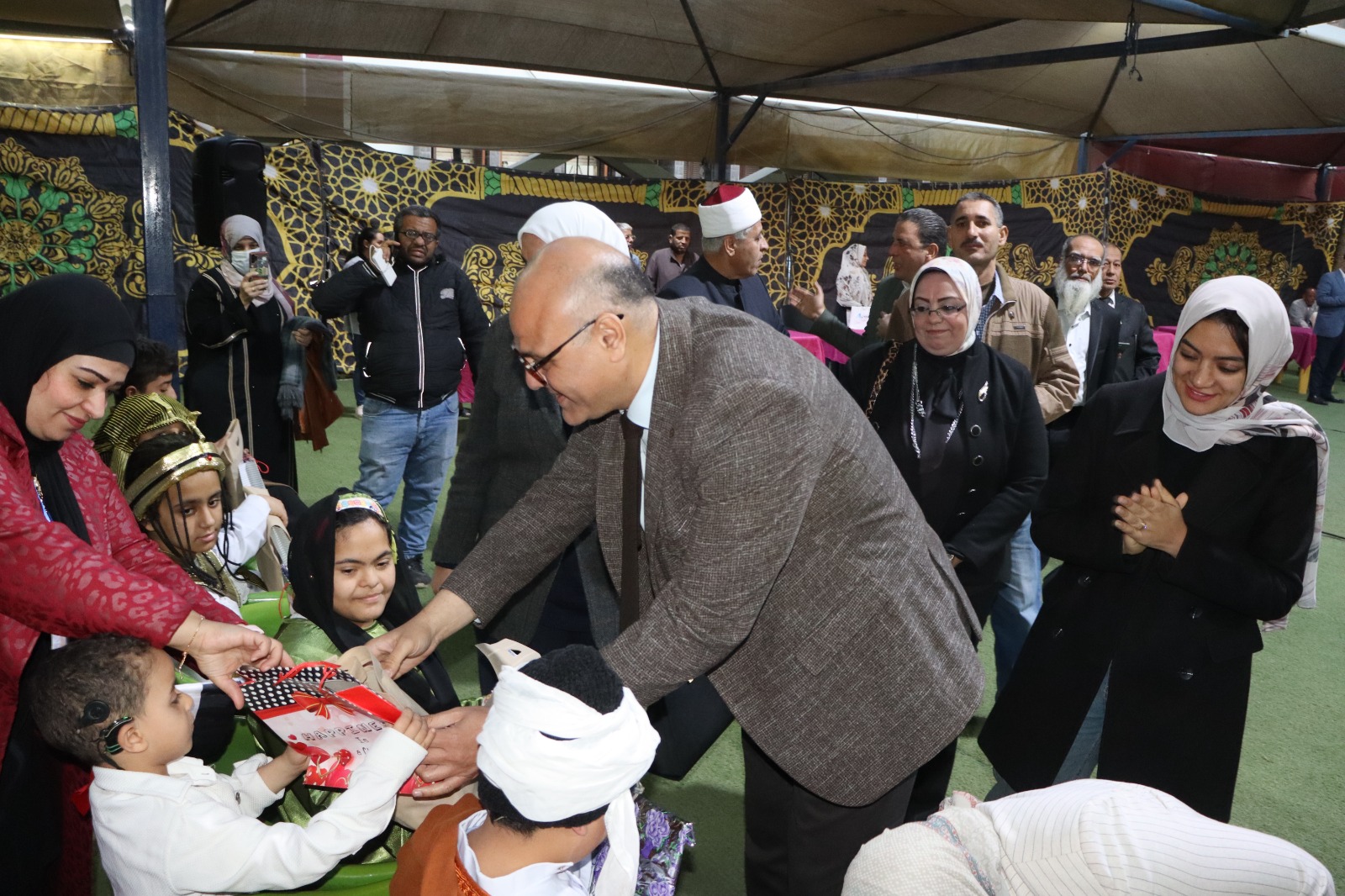 توزيع الهدايا على المشاركين