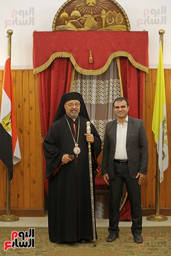 الزميل محمد الأحمدى مع البطريرك الأنبا إبراهيم إسحاق