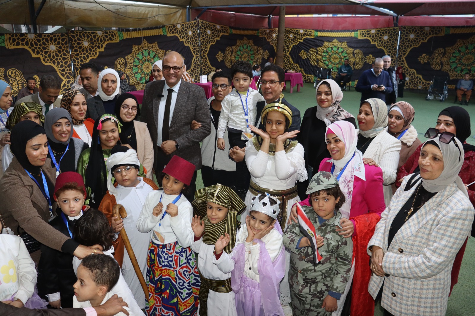 محافظ القليوبية ورئيس جامعة بنها وسط الاطفال