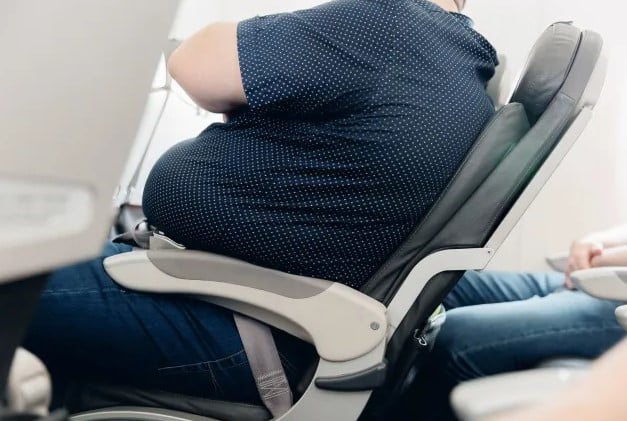 شركة طيران تجبر ركاب على دفع تذكرة إضافية