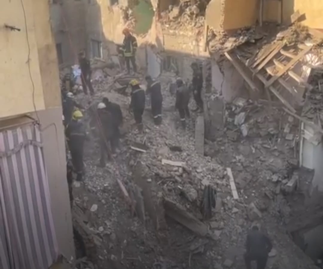 البحث عن أم و 3 أطفال بين المفقودين اسفل ركام عقار إمبابة المنهار (1)