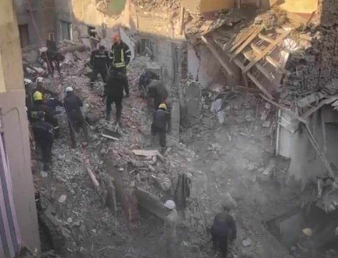 البحث عن أم و 3 أطفال بين المفقودين اسفل ركام عقار إمبابة المنهار (2)