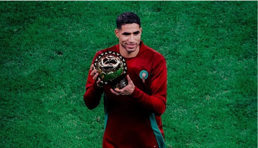 أشرف حكيمي لاعب منتخب المغرب ونادي باريس سان جيرمان