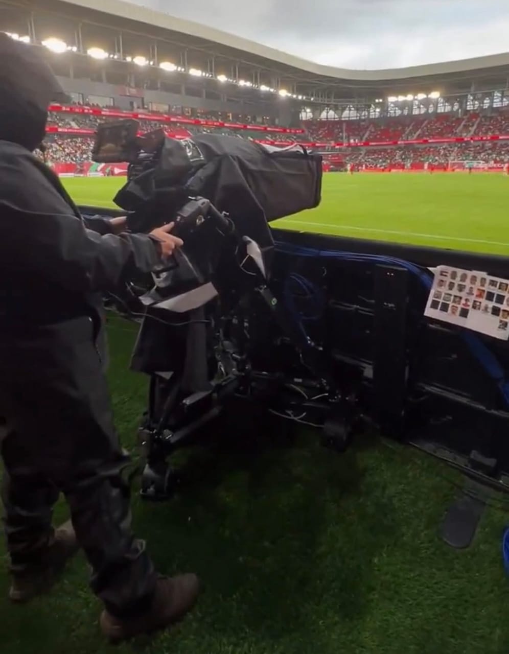 صورة التشكيل أمام المصور