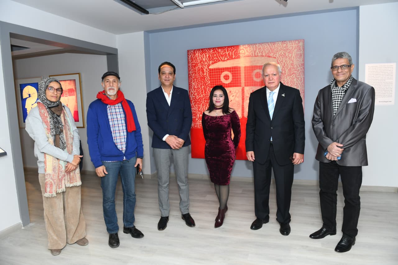 نقيب التشكيليين من افتتاح معرض الف وجه ووجه