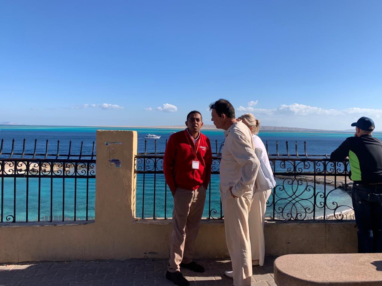 مرافق المجموعات السياحية خلال التحدث مع السياح