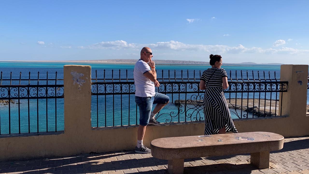 السياح يستمتعون بالمورنيش