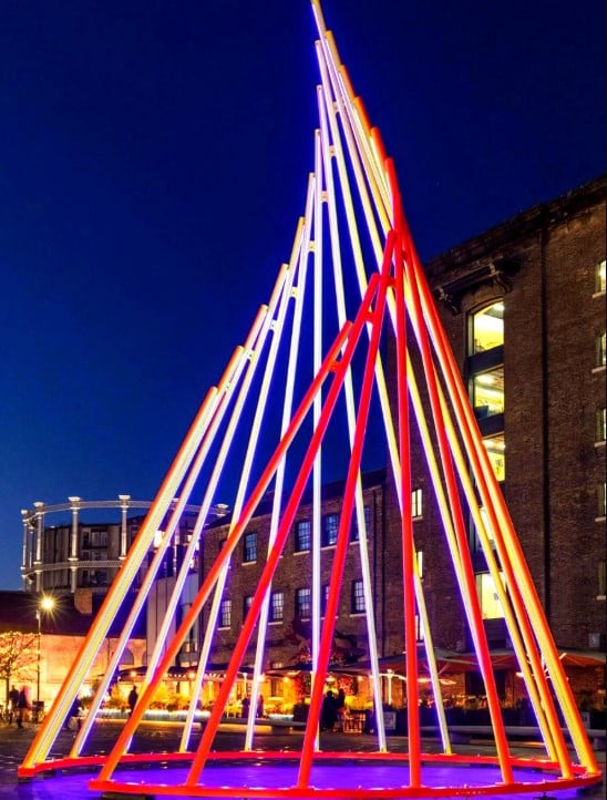 شجرة عبارة عن أعمدة نور