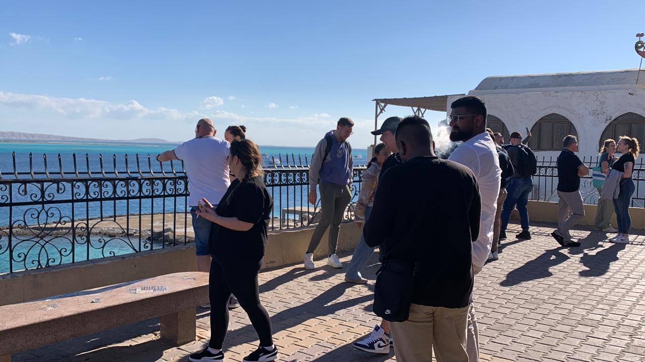 سياح المان على كورنيش الغردقة