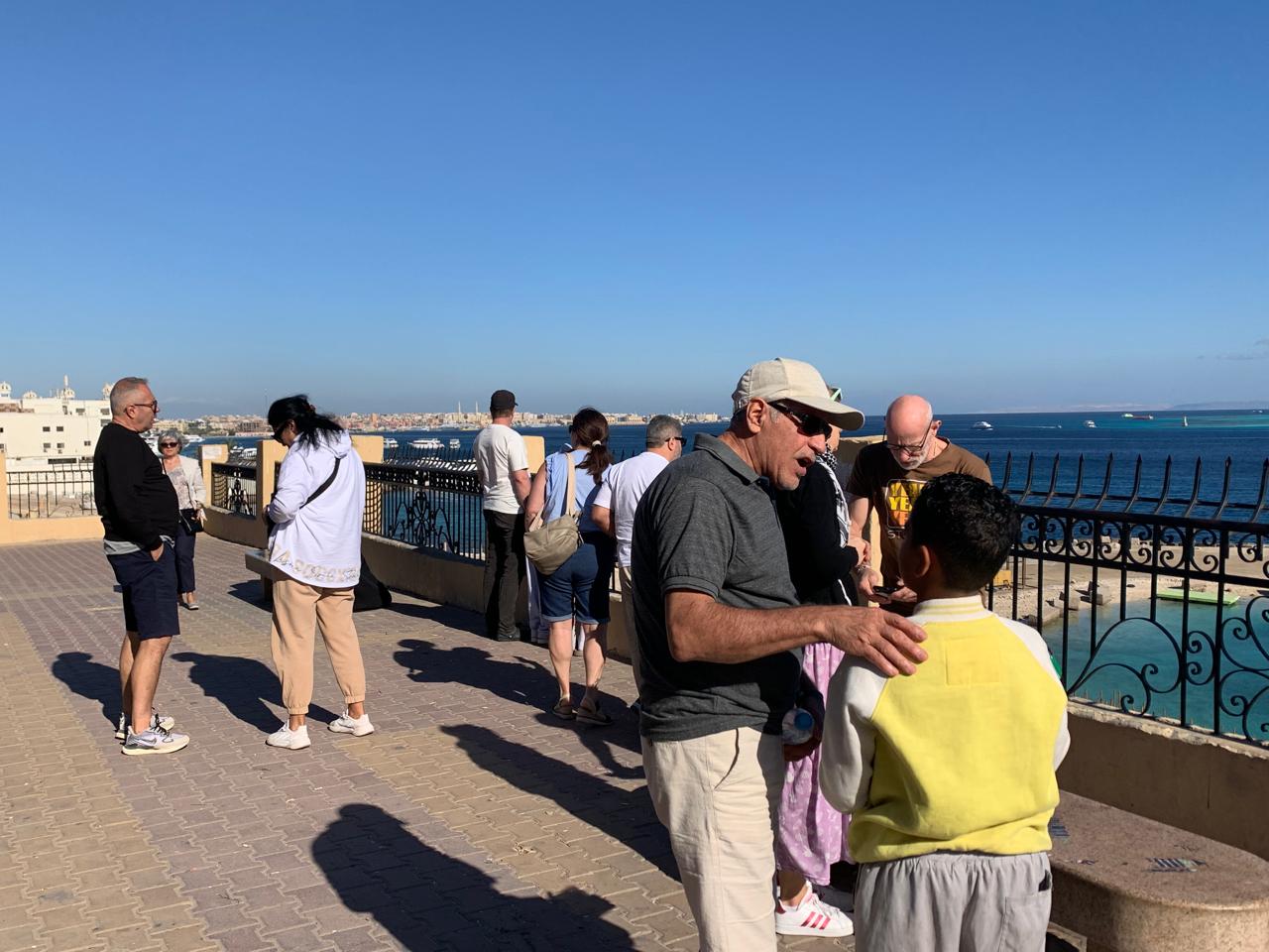 تواجد السياح على كورنيش الغردقة 