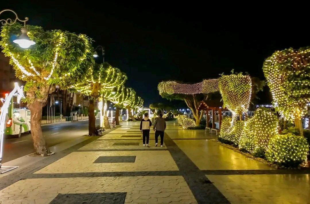 التجميل والأضواء المبهجة على كورنيش الأقصر