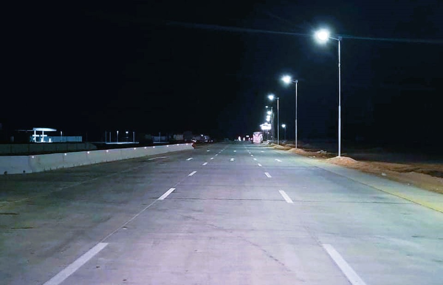 وضع علاملات وإضاءة بالطاقة الشمسية  عند منحنيات طريق سيوة الجديد