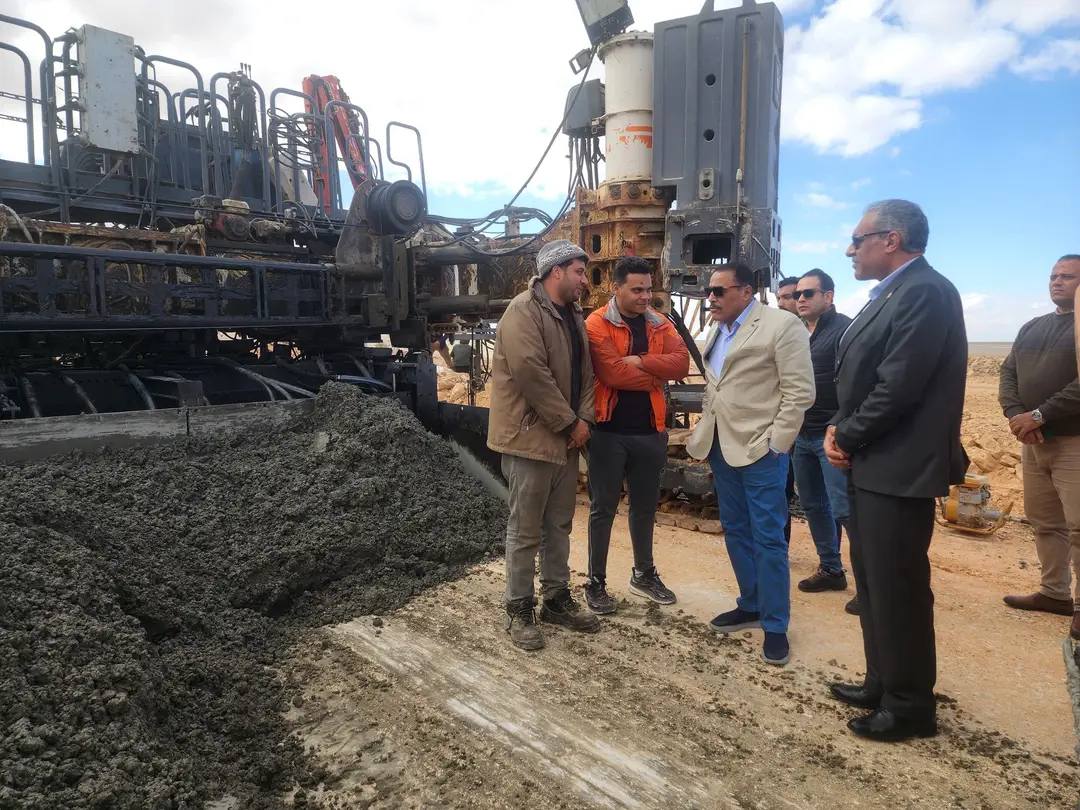 محافظ مطروح يتابع اعمال الرصف الخرساني - طريق سيوة