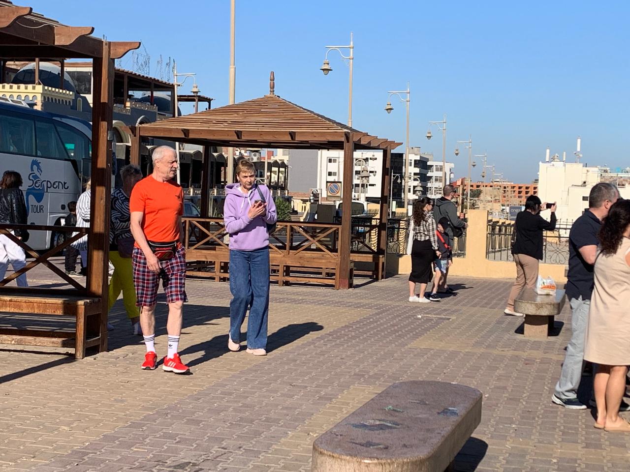 جانب من تواجد السياح على الكورنيش