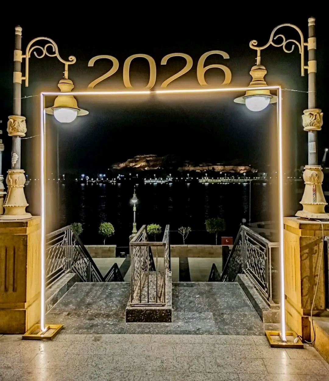 بوابات مضيئة احتفالا بقدوم العام الجديد