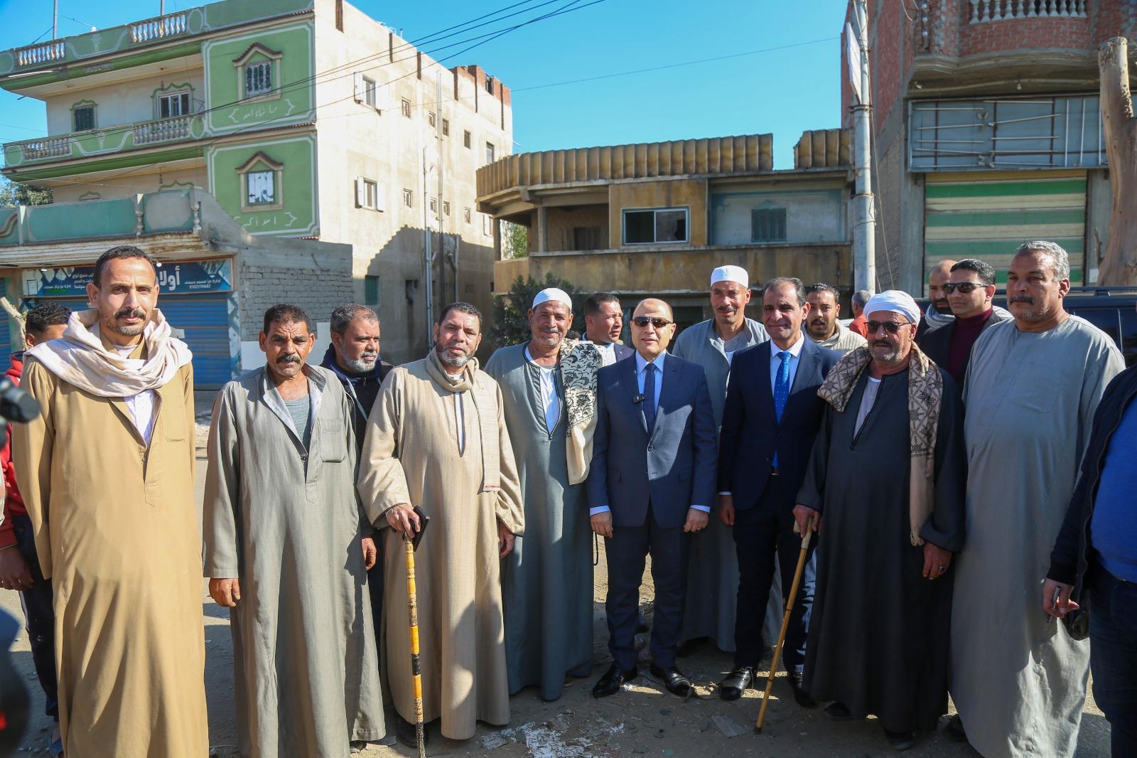 محافظ كفر الشيخ ومواطنين خلال جولته
