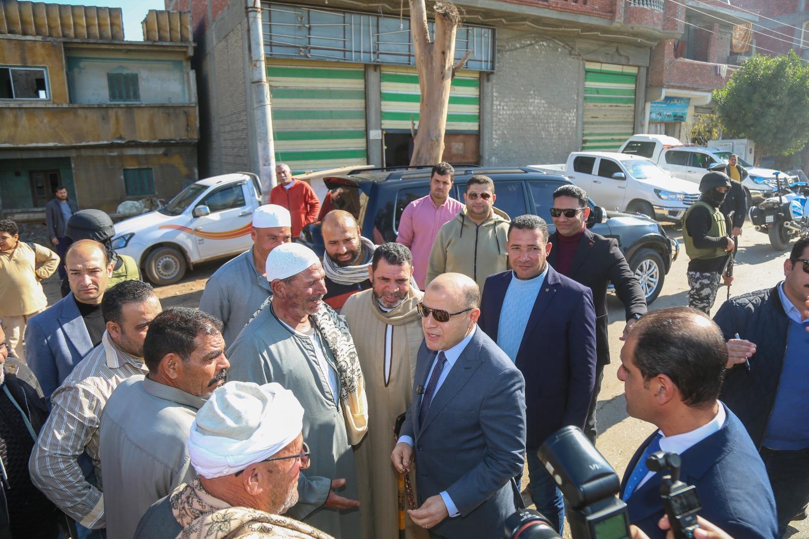 محافظ كفر الشيخ يستمع للمواطين