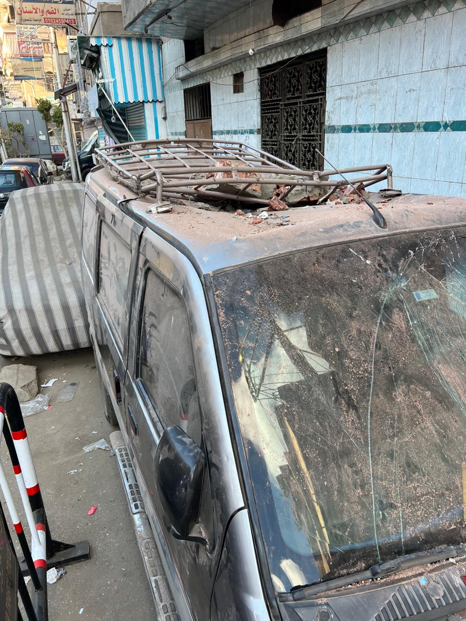 سقوط رتوش من المنزل علي السيارة