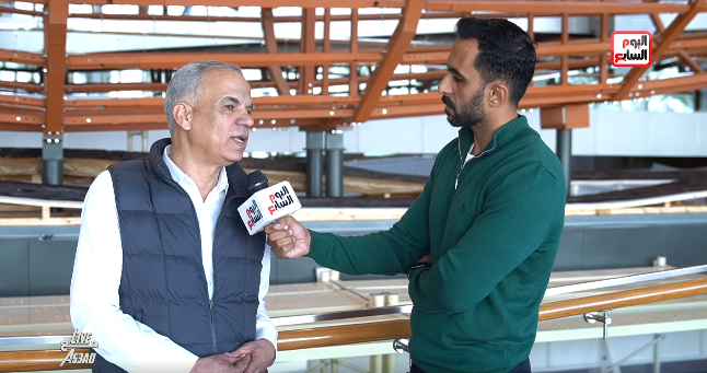 الدكتور عيسى زيدان والزميل محمد أسعد داخل متحف مراكب خوفو (2)