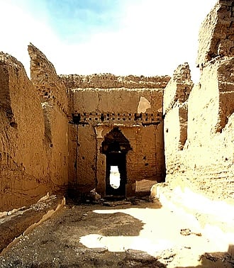 جدران قلعة عين اللبخة الأثرية