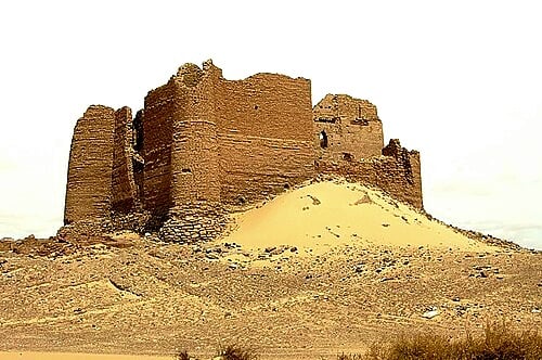 قلعة عين اللبخة من الطوب اللبن 