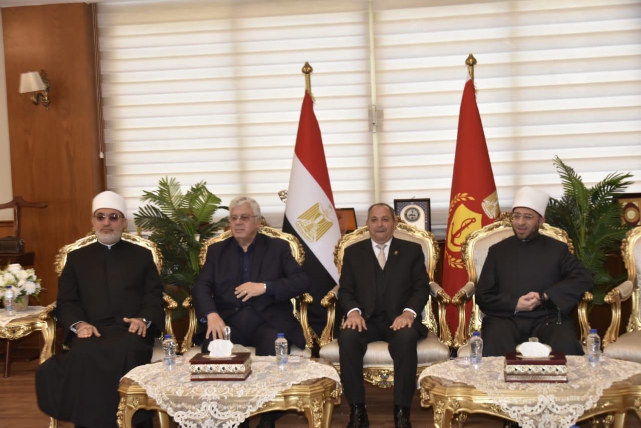 المخافظ وللضيوف