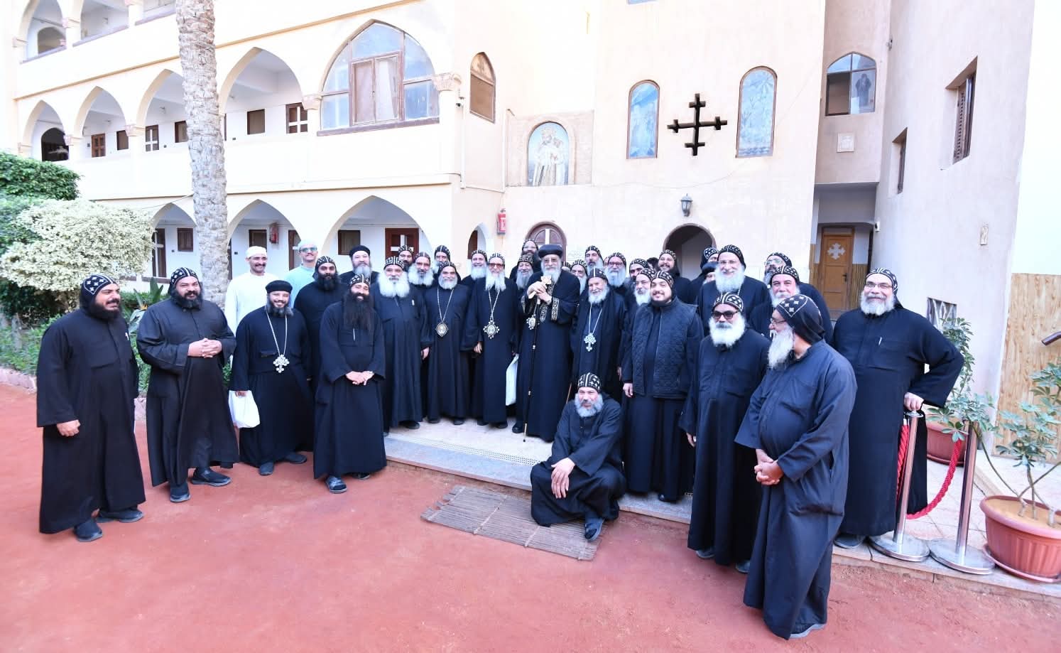 البابا تواضروس الثاني يطيب جسد القديس يحنس كاما بدير السريان