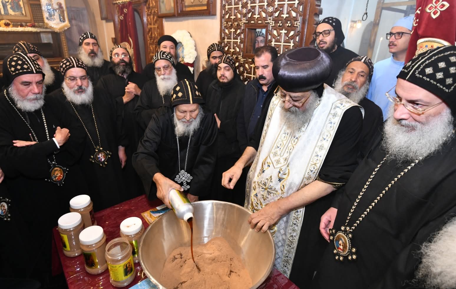 البابا تواضروس الثاني يطيب جسد القديس يحنس كاما بدير السريان بوادى النطرون