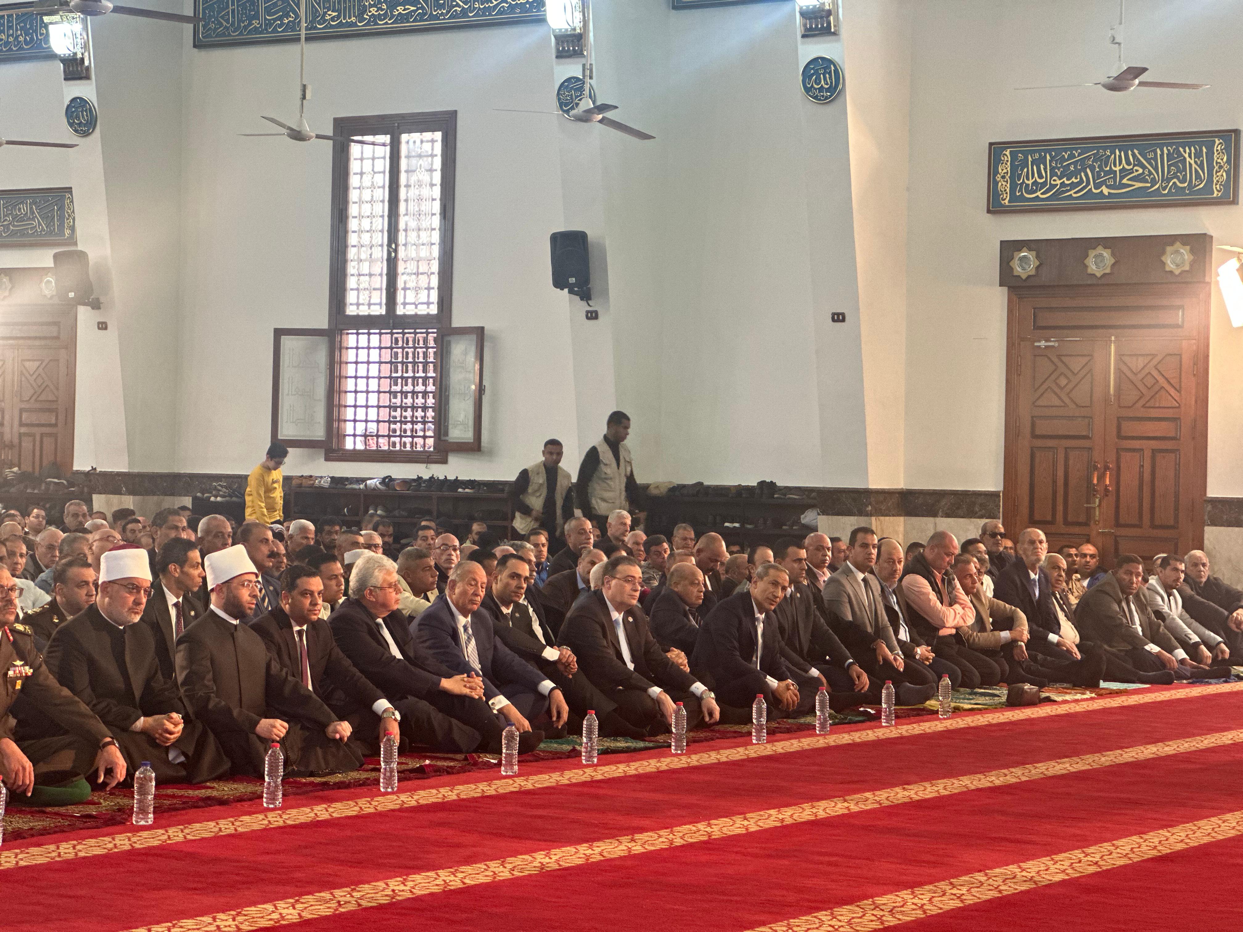 الوزراؤ بالمسجد