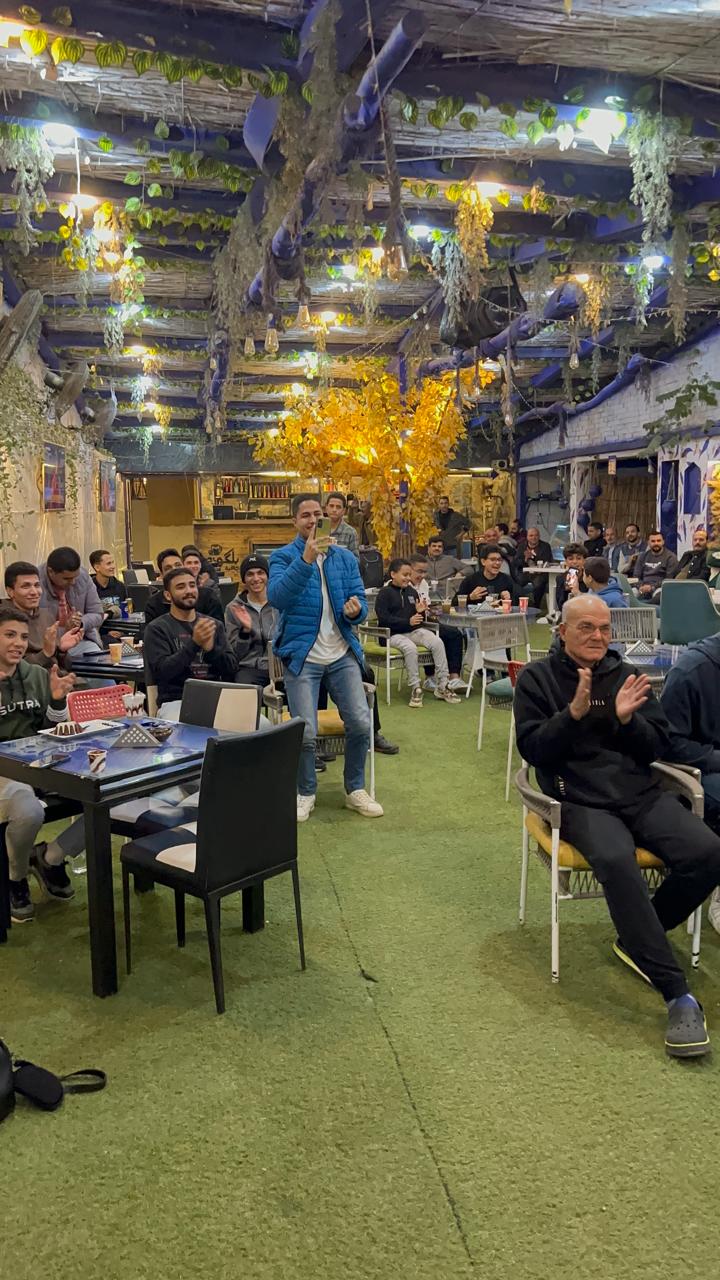 اهتمام كبير علي المقاهي بلقاء المنتخب الوطني